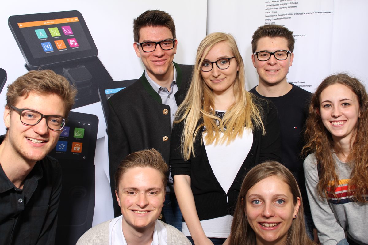 Gruppenfoto aus der Fotobox auf einer Messe