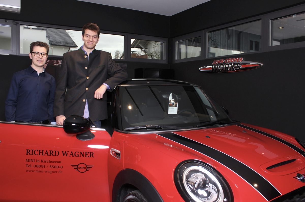 Zwei Gäste bei einem Autohaus-Event
