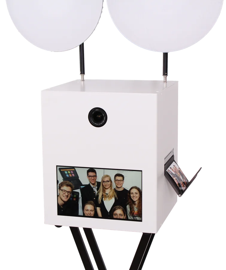Fotobox mit zwei Studioblitzen, Kamera und Touchscreen