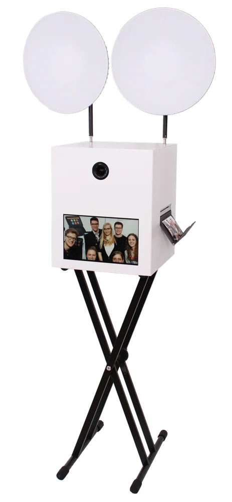 Fotobox auf Stativ mit zwei Studioblitzen